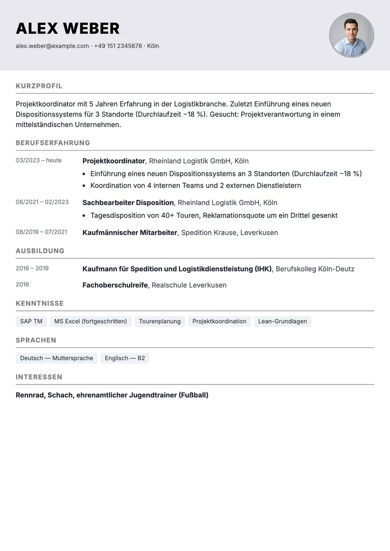 Vorschau der tabellarischen Lebenslauf-Vorlage mit Zeitleiste links und Stationen rechts